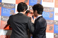 「どっちのポリフェノール？」コーナーにて、交互に壁ドンする吉沢亮（左手前）と安田顕（右手前）。