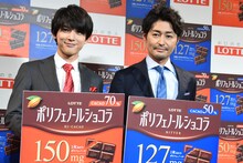 左から吉沢亮、安田顕。