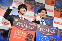 左から吉沢亮、安田顕。