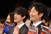 中央左から吉沢亮、安田顕。