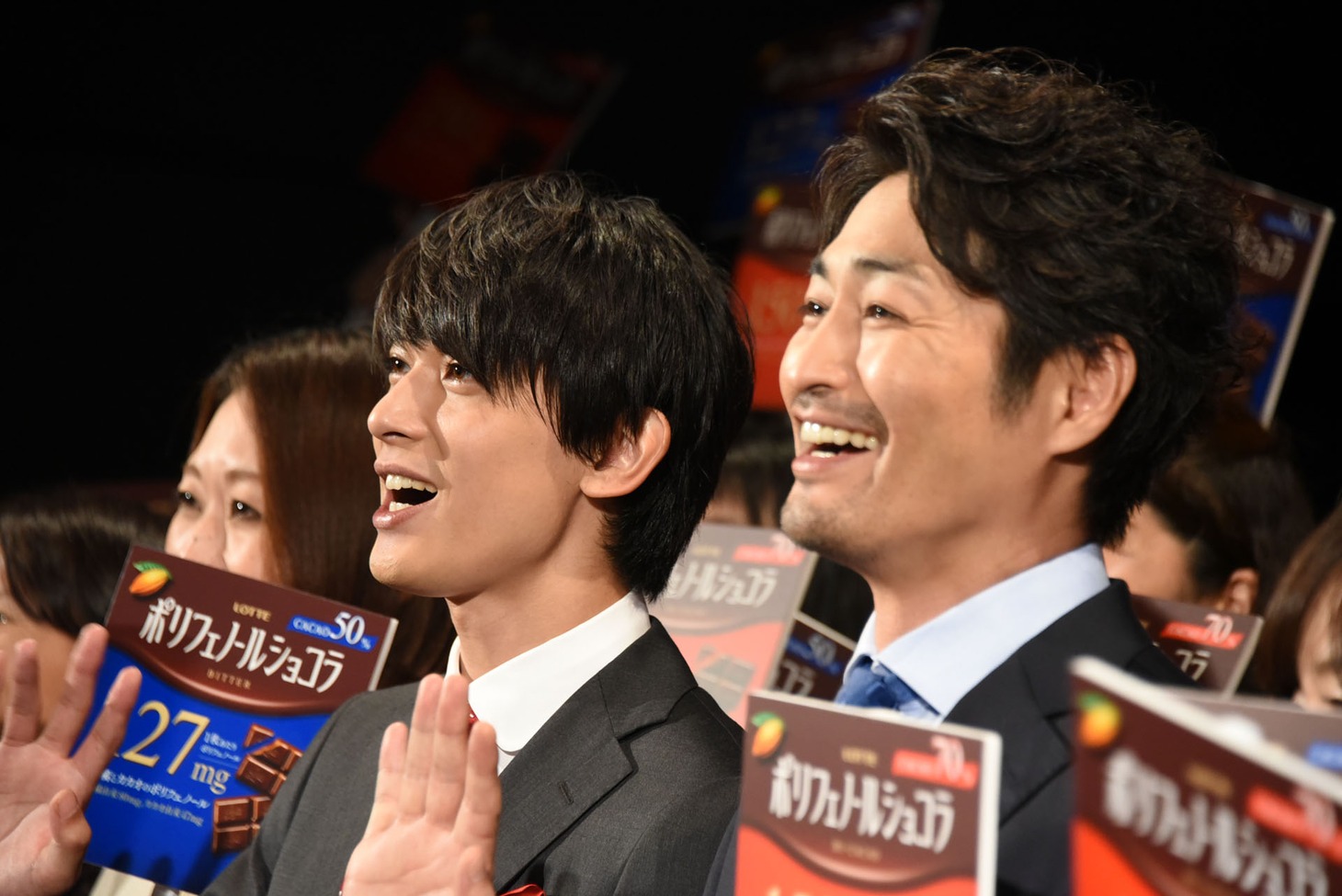 中央左から吉沢亮、安田顕。