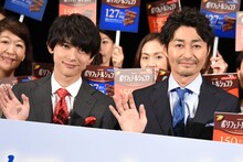 ロッテ「ポリフェノールショコラ」Webドラマ「ポリフェノールラブ」の完成披露試写会の様子。中央左から吉沢亮、安田顕。
