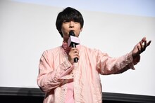 客席との距離が近かったことから、「皆さんのコソコソ声がめっちゃ聞こえる」と話す吉沢亮。