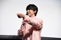 自分たちがスマホで撮影したというデートシーンを振り返る吉沢亮。