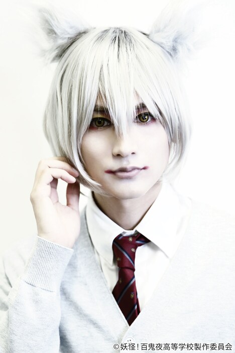 妖狐役の佐藤永典。