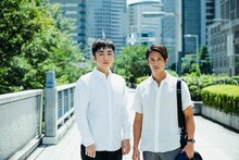 「連続ドラマW 盗まれた顔 ～ミアタリ捜査班～」原作者の羽田圭介（左）と白戸崇正役の玉木宏（右）。