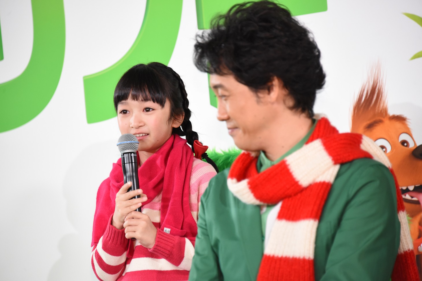 左から横溝菜帆、大泉洋。