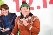 “本国”好きをアピールするロバート秋山(右)。
