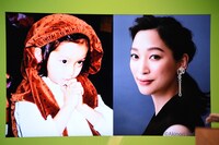 会見で披露された幼少期の杏の写真（左）。