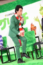 グリンチが階段を忍び足で上るシーンを再現する大泉洋。