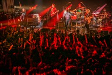 吉井和哉の新木場STUDIO COAST公演の様子。（Photo by MITCH IKEDA）