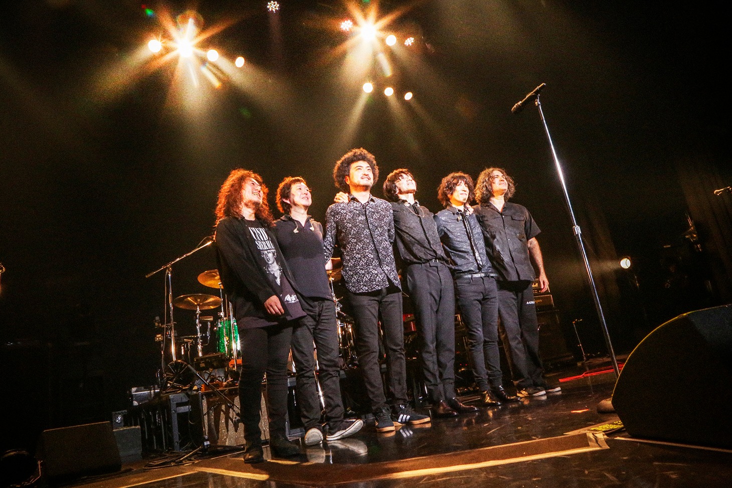 吉井和哉の新木場STUDIO COAST公演の様子。（Photo by MITCH IKEDA）