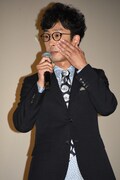 劇中で響(平手)に蹴られた頬を押さえる北村有起哉。