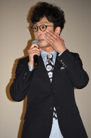 劇中で響（平手）に蹴られた頬を押さえる北村有起哉。