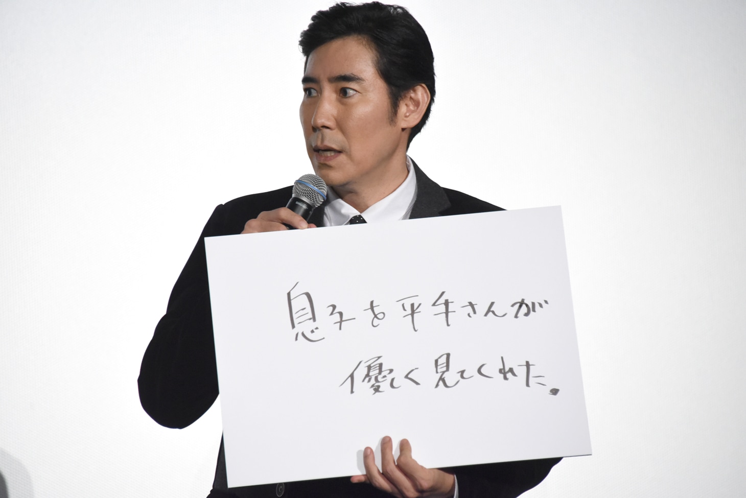 「ランドとシー」と書き込んでいたエピソードを、「息子を平手さんが優しく見てくれた。」と書き直した高嶋政伸。