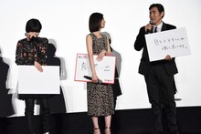 高嶋政伸（右）のエピソード解説に照れ笑いをこらえる平手友梨奈（左）。