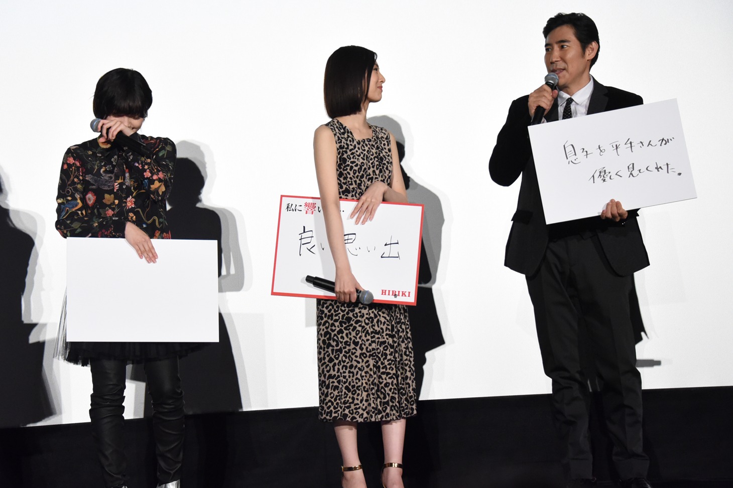高嶋政伸（右）のエピソード解説に照れ笑いをこらえる平手友梨奈（左）。