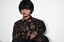 北川景子の話に耳を傾ける平手友梨奈（欅坂46）。