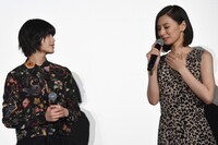 左から平手友梨奈、涙ぐむ北川景子。