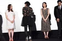 キャストと監督のほうを向いて感謝を伝える平手友梨奈（左から2番目）。