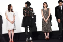 キャストと監督のほうを向いて感謝を伝える平手友梨奈（左から2番目）。