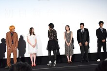 登壇者に一礼した平手友梨奈（中央）。