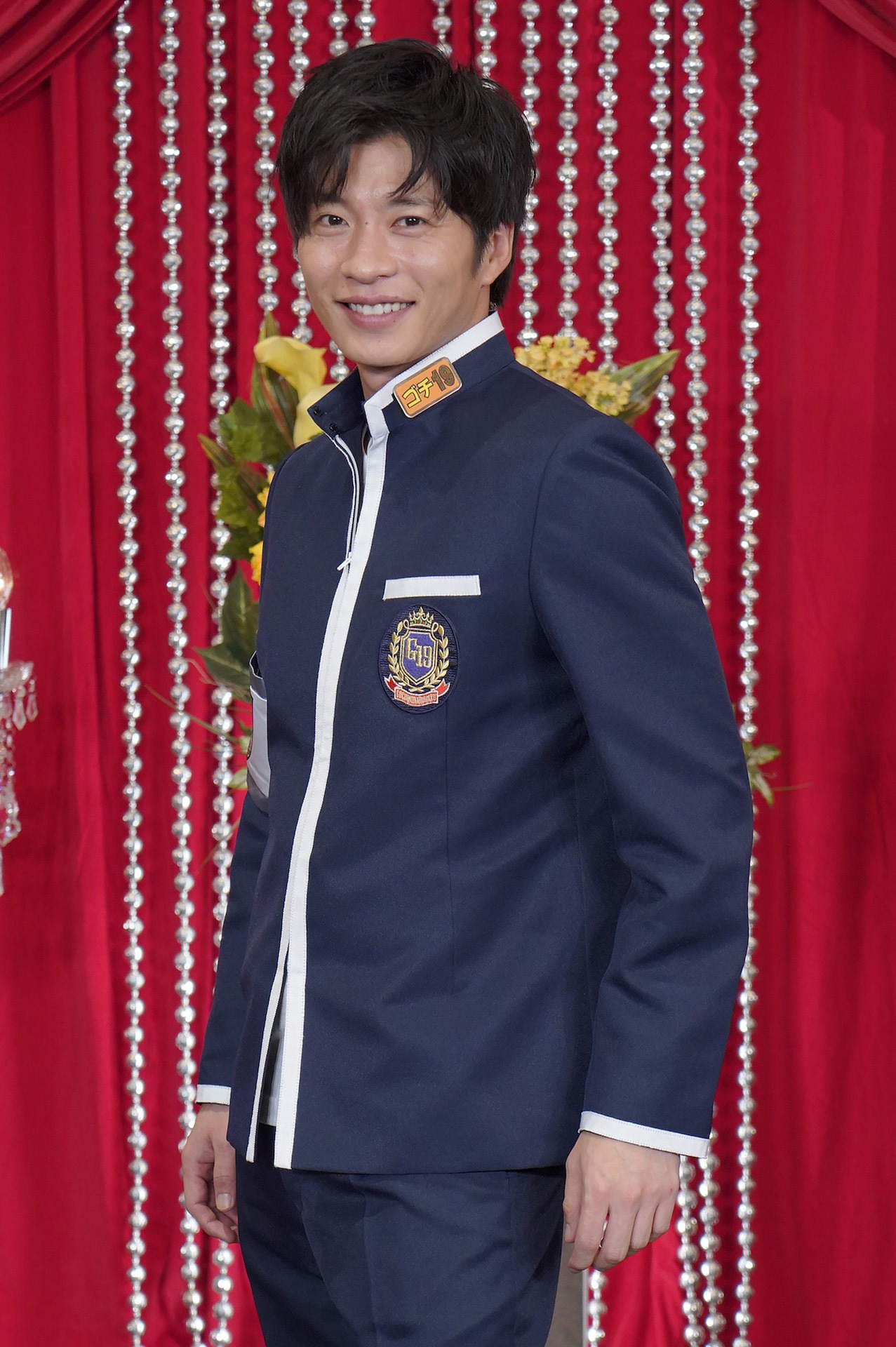 「グルメチキンレース ゴチになります！」の制服を着る田中圭。