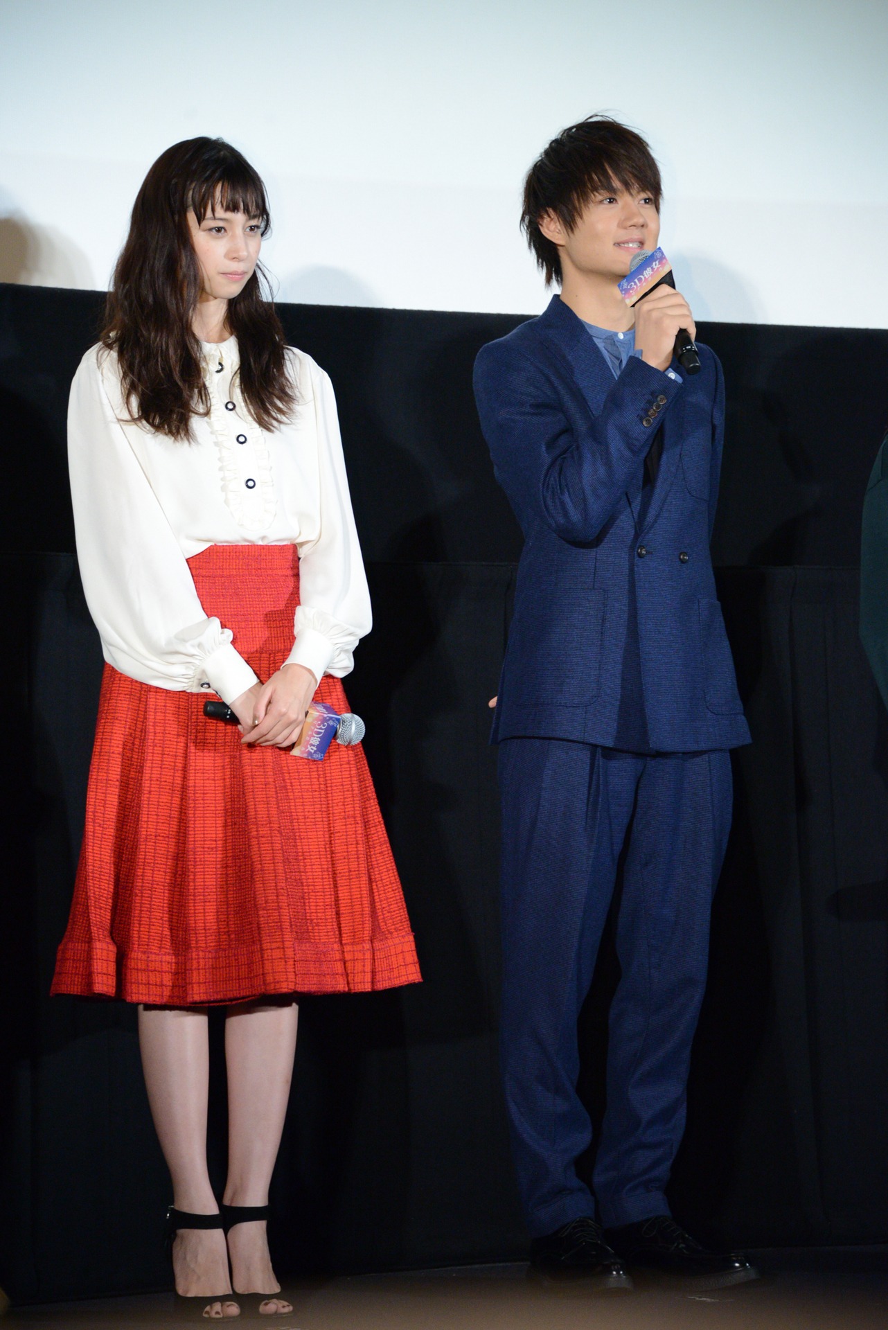 左から中条あやみ、佐野勇斗。