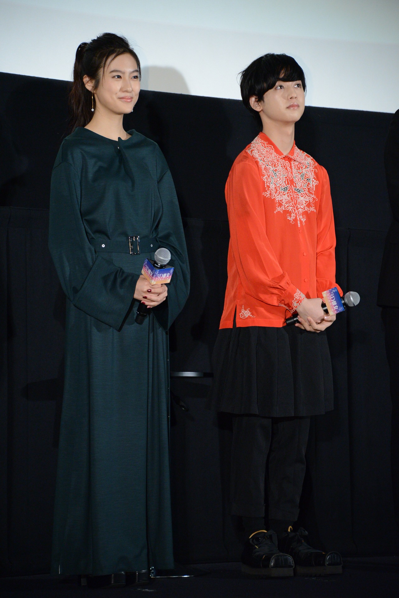 左から恒松祐里、ゆうたろう。