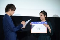 左から佐野勇斗、恒松祐里。