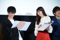 左から清水尋也、中条あやみ。