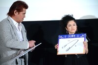 濱田マリ（右）が描いた「トング」が理解できず静止する竹内力（左）。