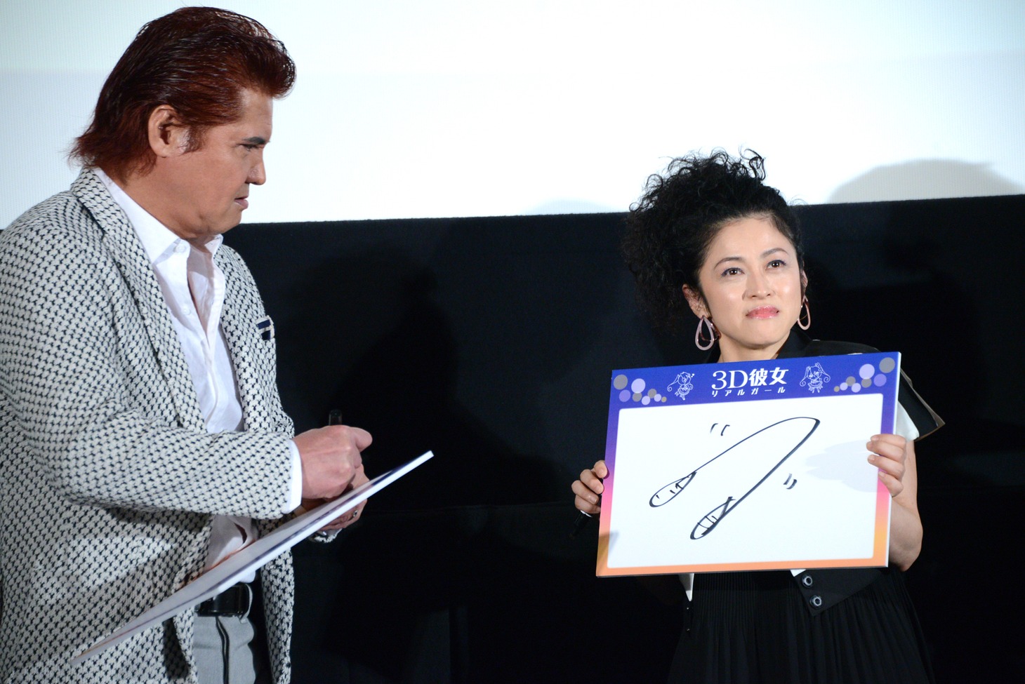 濱田マリ（右）が描いた「トング」が理解できず静止する竹内力（左）。