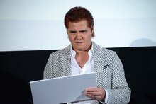 熟考モードに入る竹内力。