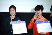 左から恒松祐里、ゆうたろう。