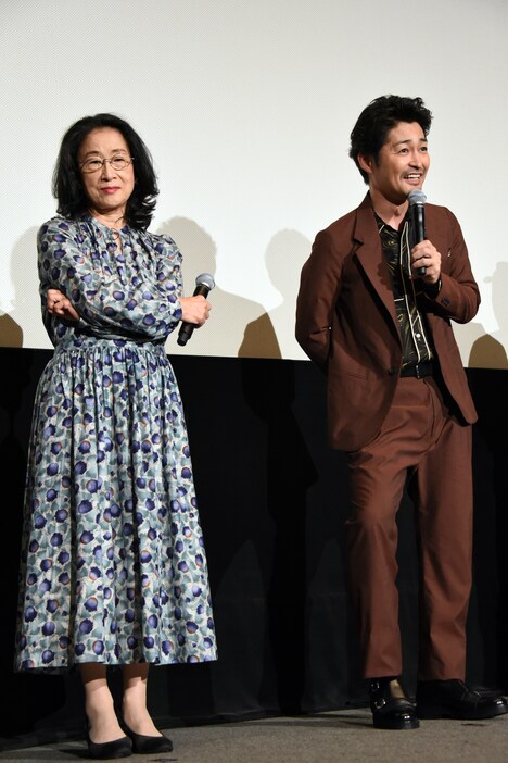 左から木野花、安田顕。