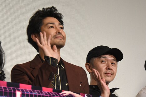 左から安田顕、新井英樹。