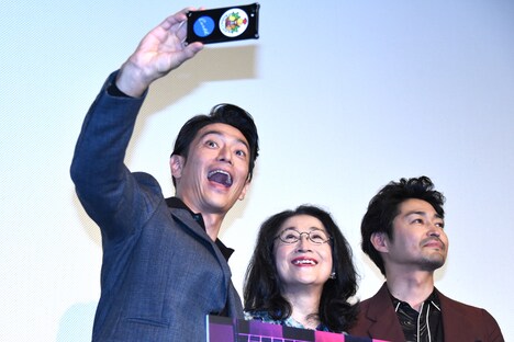 左からスマホで自撮りする伊勢谷友介、木野花、安田顕。