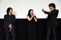 左から金井浩人、池脇千鶴、安藤政信。