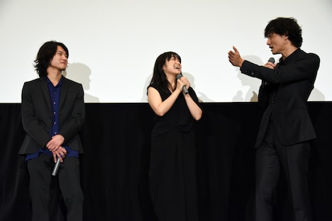 左から金井浩人、池脇千鶴、安藤政信。