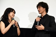 左から池脇千鶴、安藤政信。