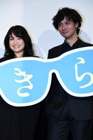 左から池脇千鶴、安藤政信。