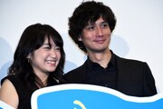 左から池脇千鶴、安藤政信。