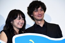 左から池脇千鶴、安藤政信。