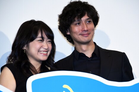 左から池脇千鶴、安藤政信。