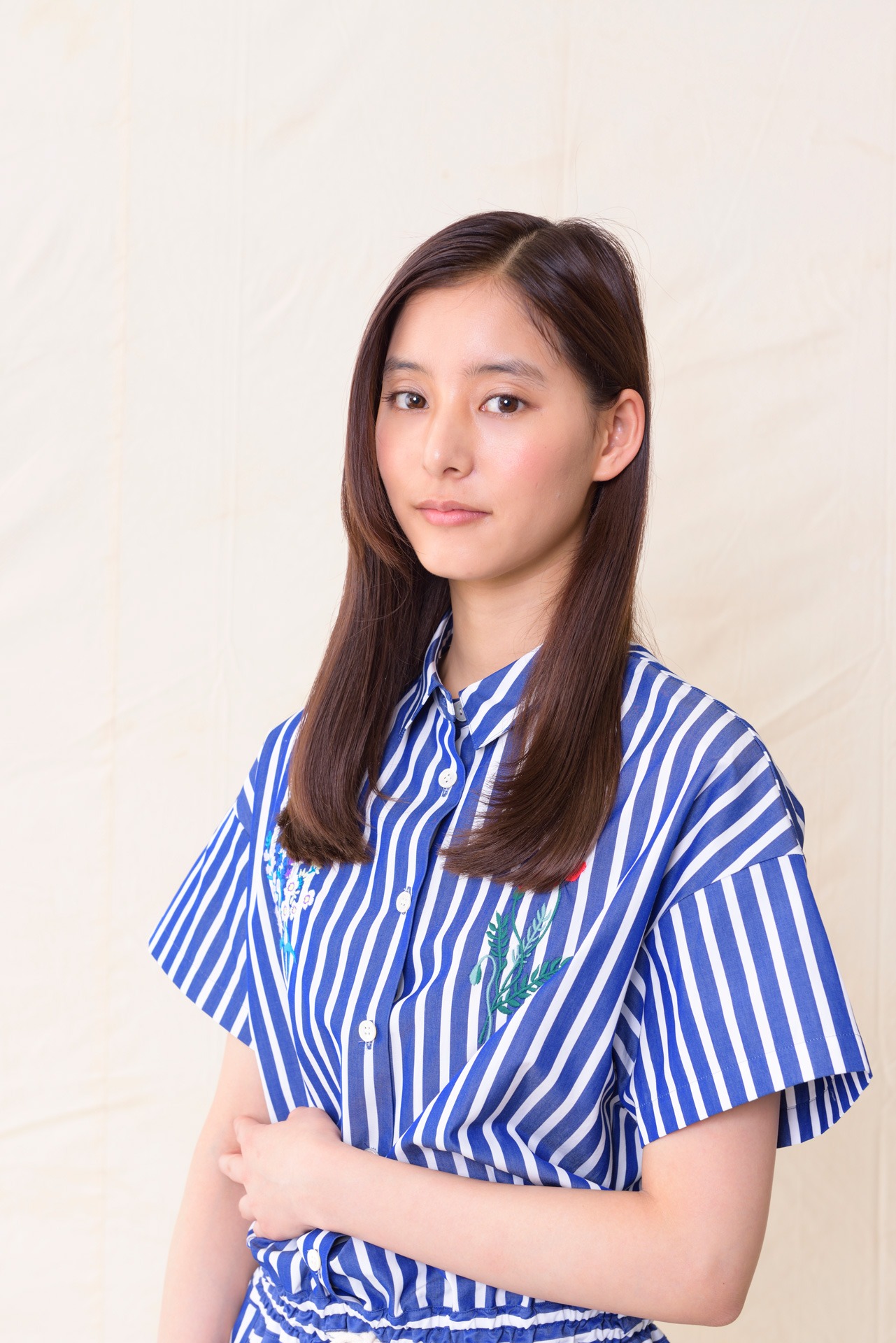 新木優子演じる雫。