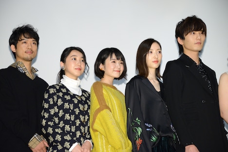 左から品田誠、加藤才紀子、日高七海、菅井知美、水石亜飛夢。