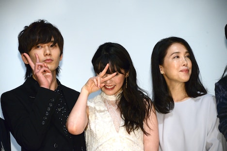 左から水石亜飛夢、松林うらら、筒井真理子。