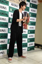 お気に入りのページを見せる結木滉星。