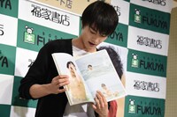 “沖縄×結木滉星”というテーマに沿って、お気に入りのページを選んだ結木滉星。